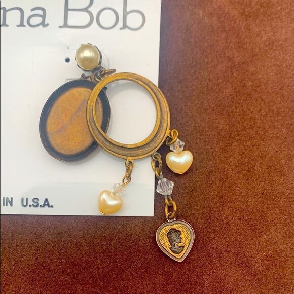 Lovely 1980s Banana Bob Cameo drop pierced earrings, in Antiquated Gold, Marked - Picture 2 of 3